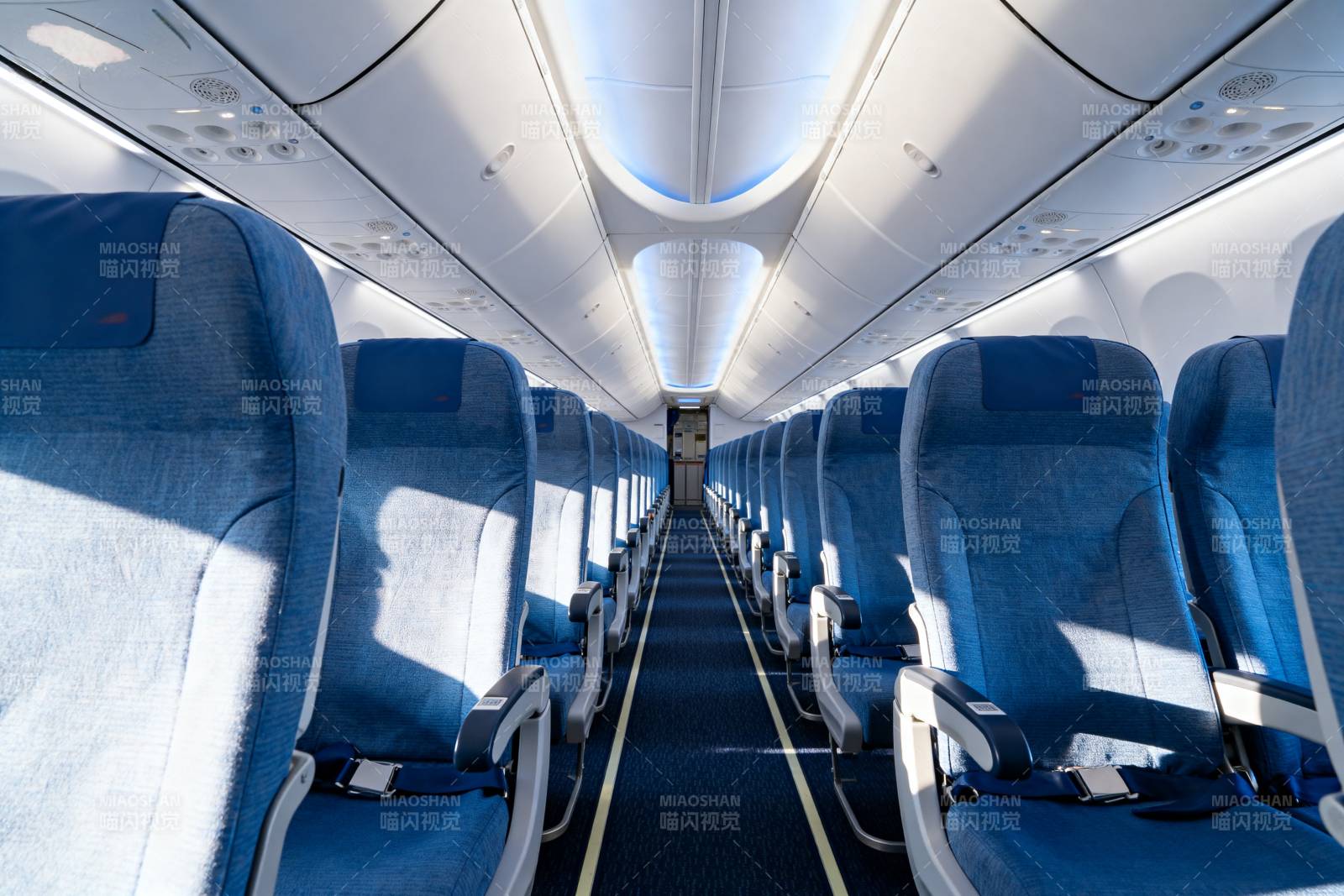 飞机客舱内部景象图片
