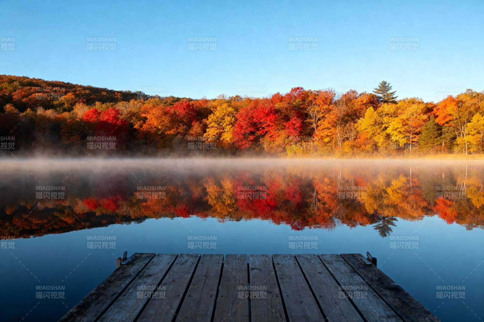 秋湖晨雾倒影美图片
