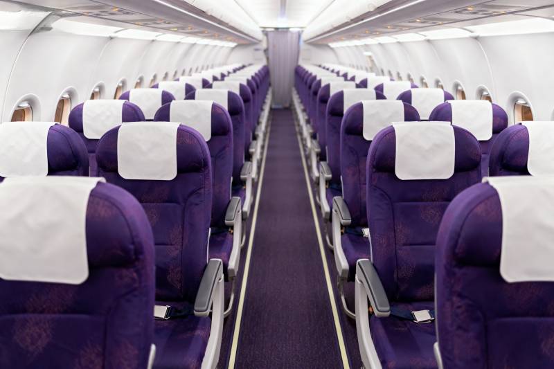 紫色座椅的飞机客舱图片