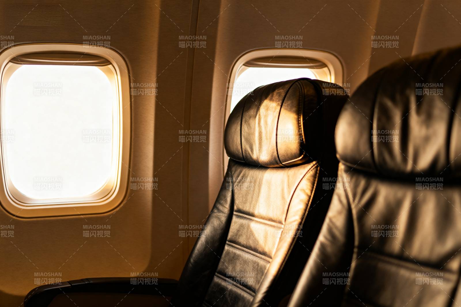 飞机舷窗旁的座椅图片