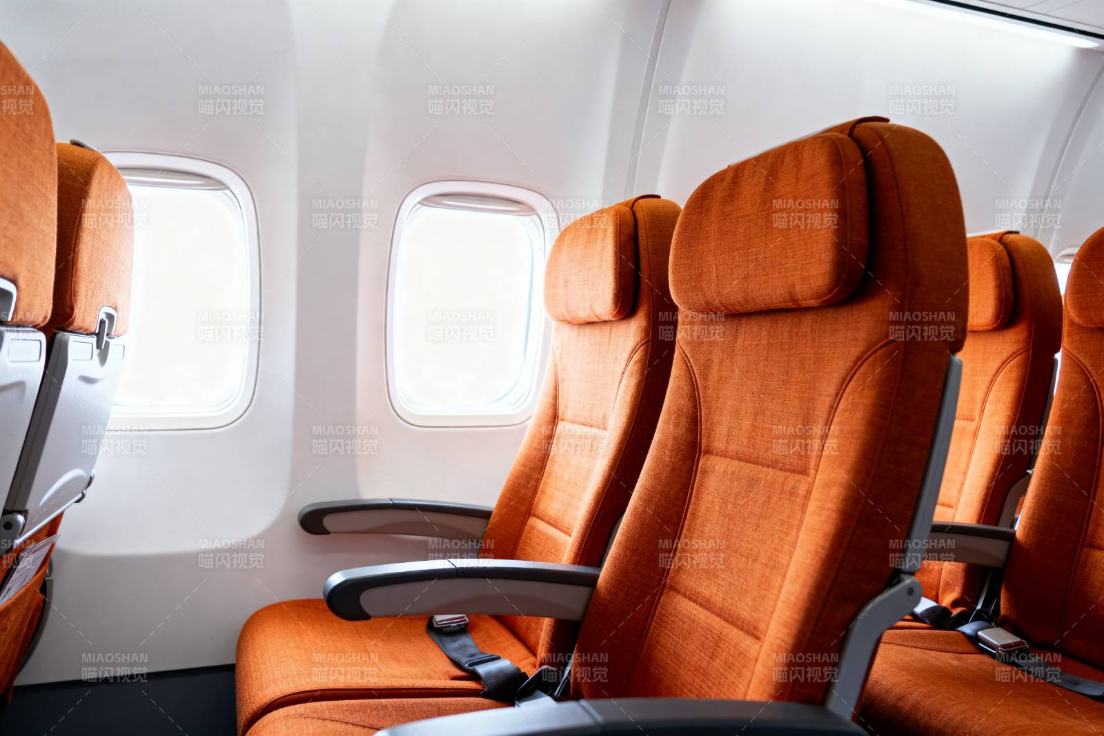 飞机橙色座椅舱内景图片