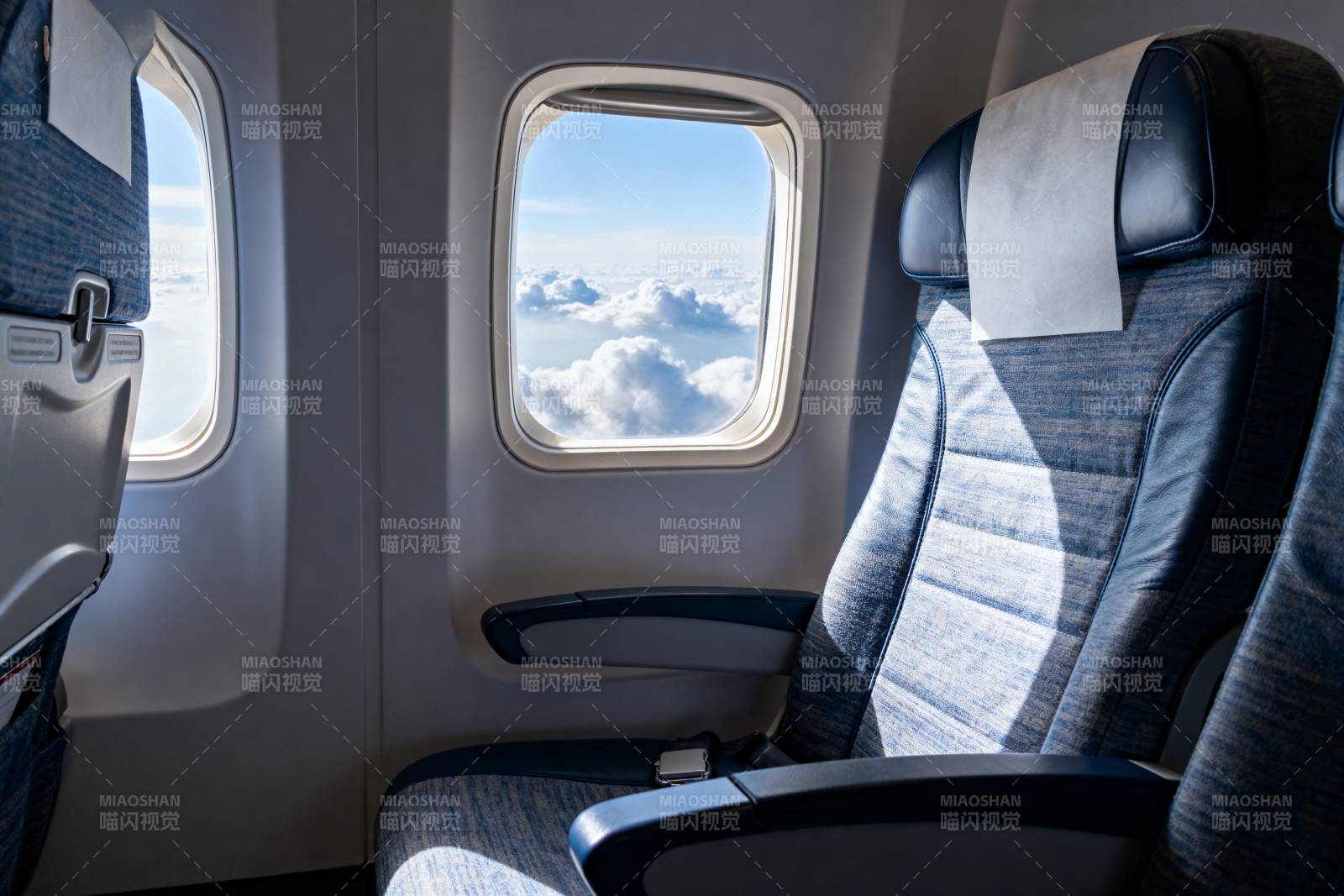 飞机窗边的宁静时光图片