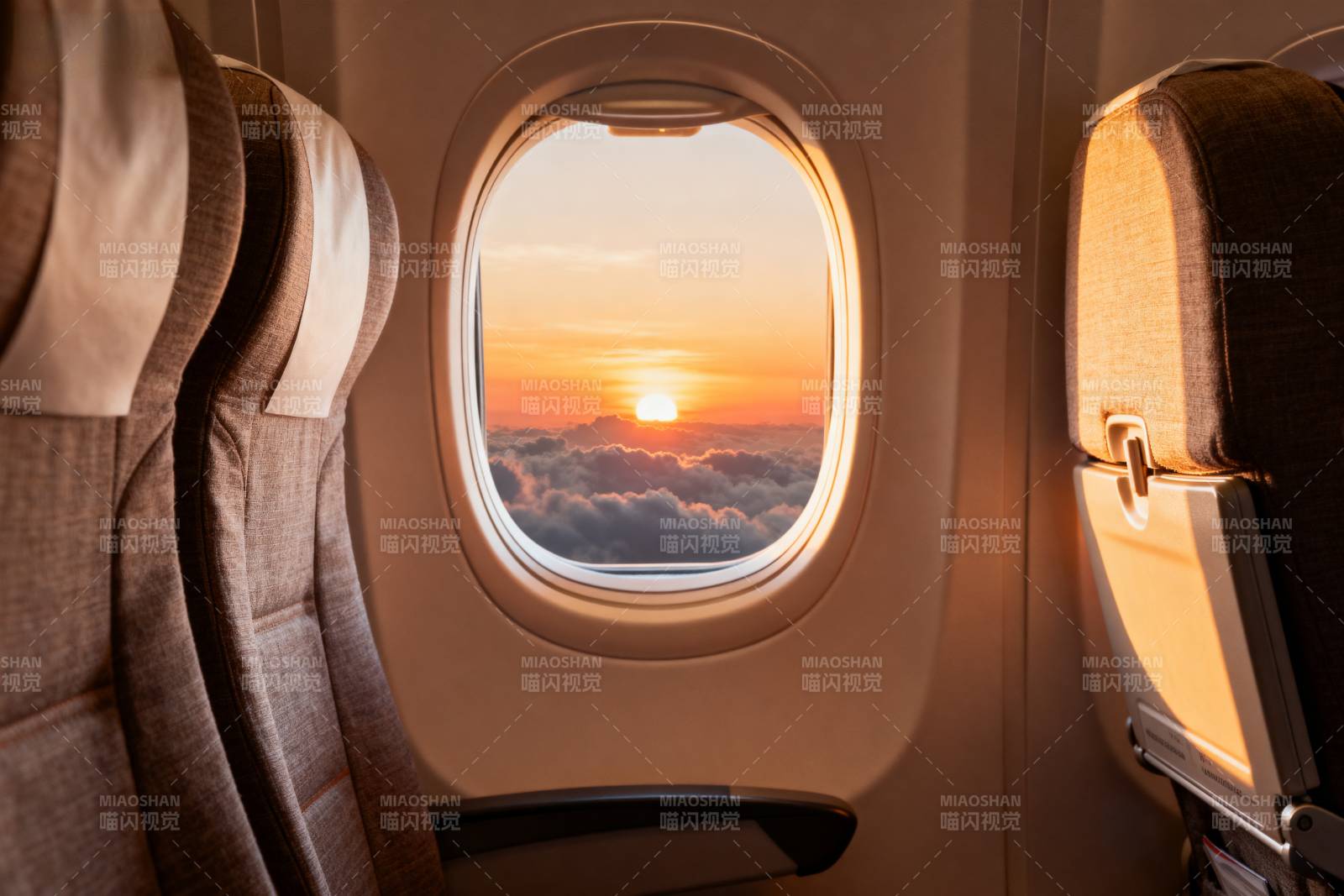 飞机窗外的日落美景图片