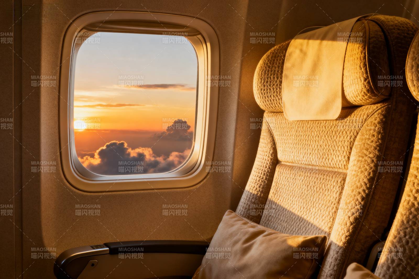 机窗夕照云海图片