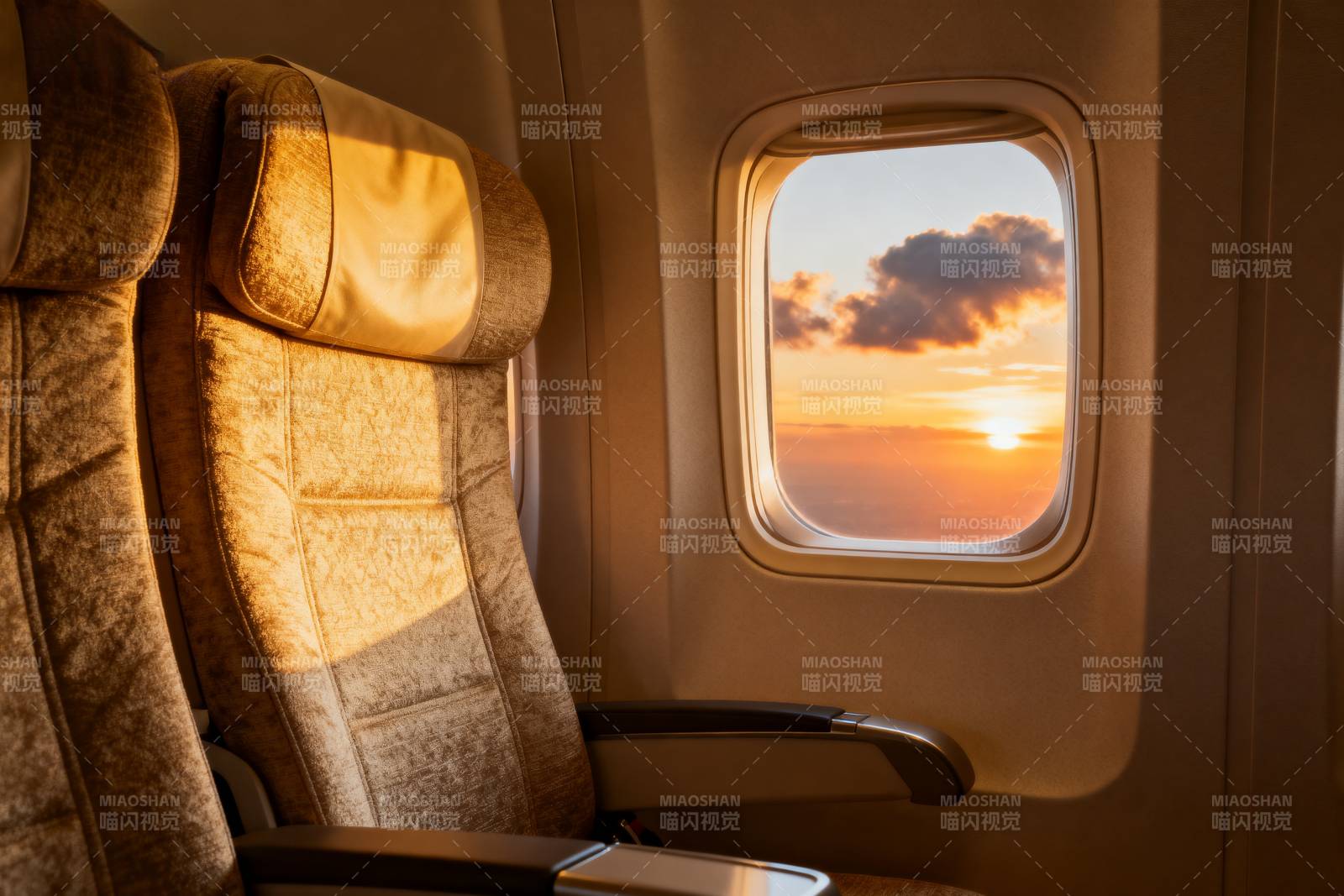 机舱日落美景图片