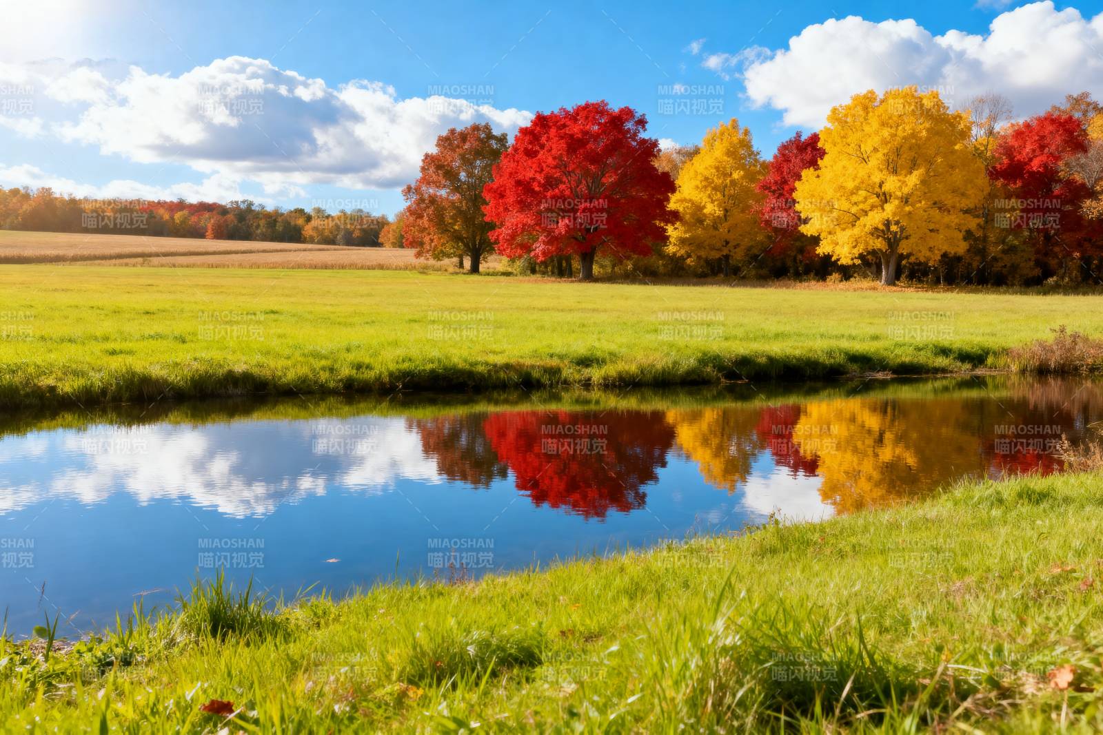 秋色倒影湖畔图片