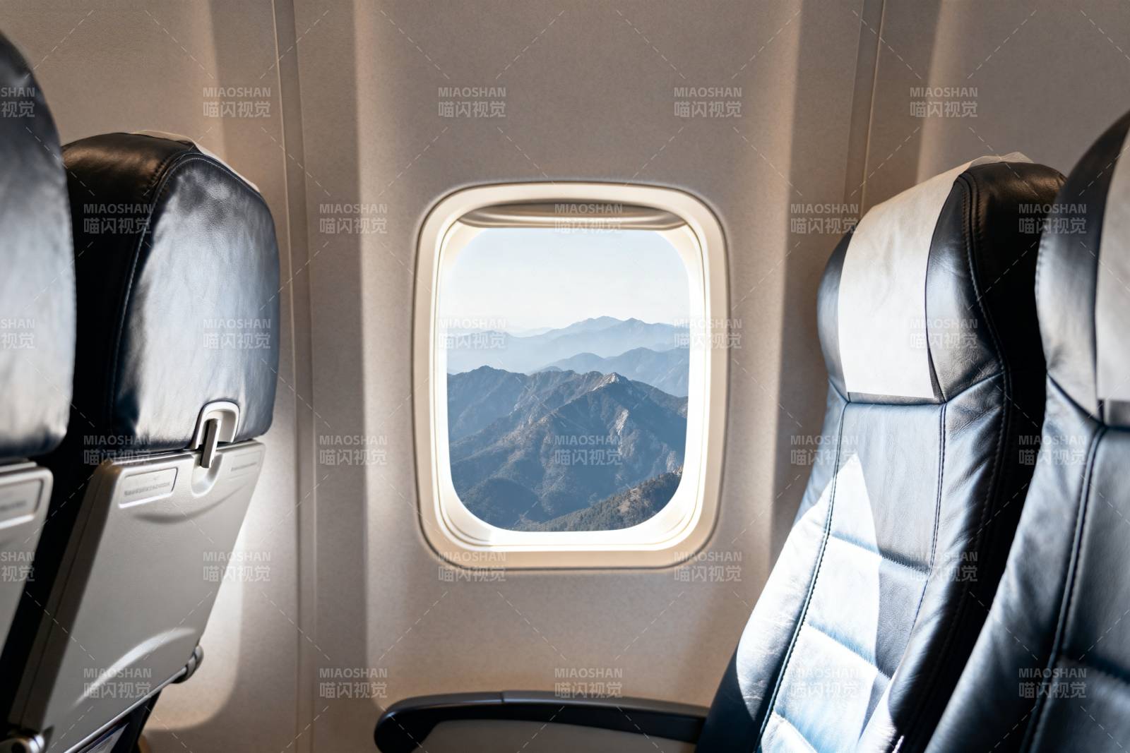 飞机窗外山景图片