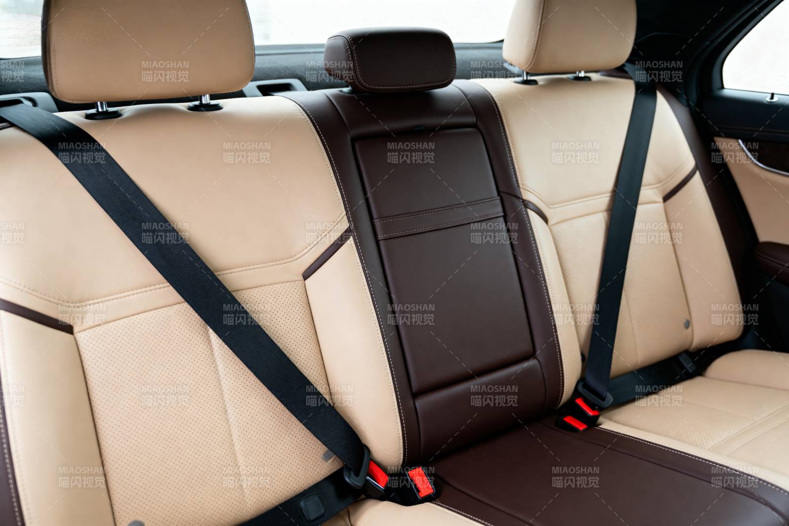 豪华汽车后排座椅图片
