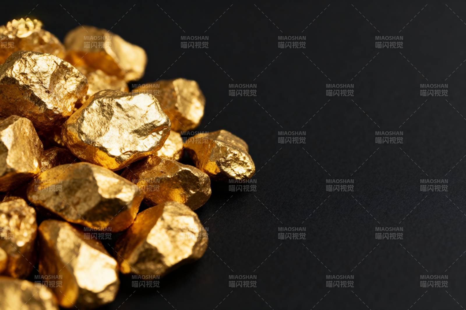 金块闪耀黑底图片