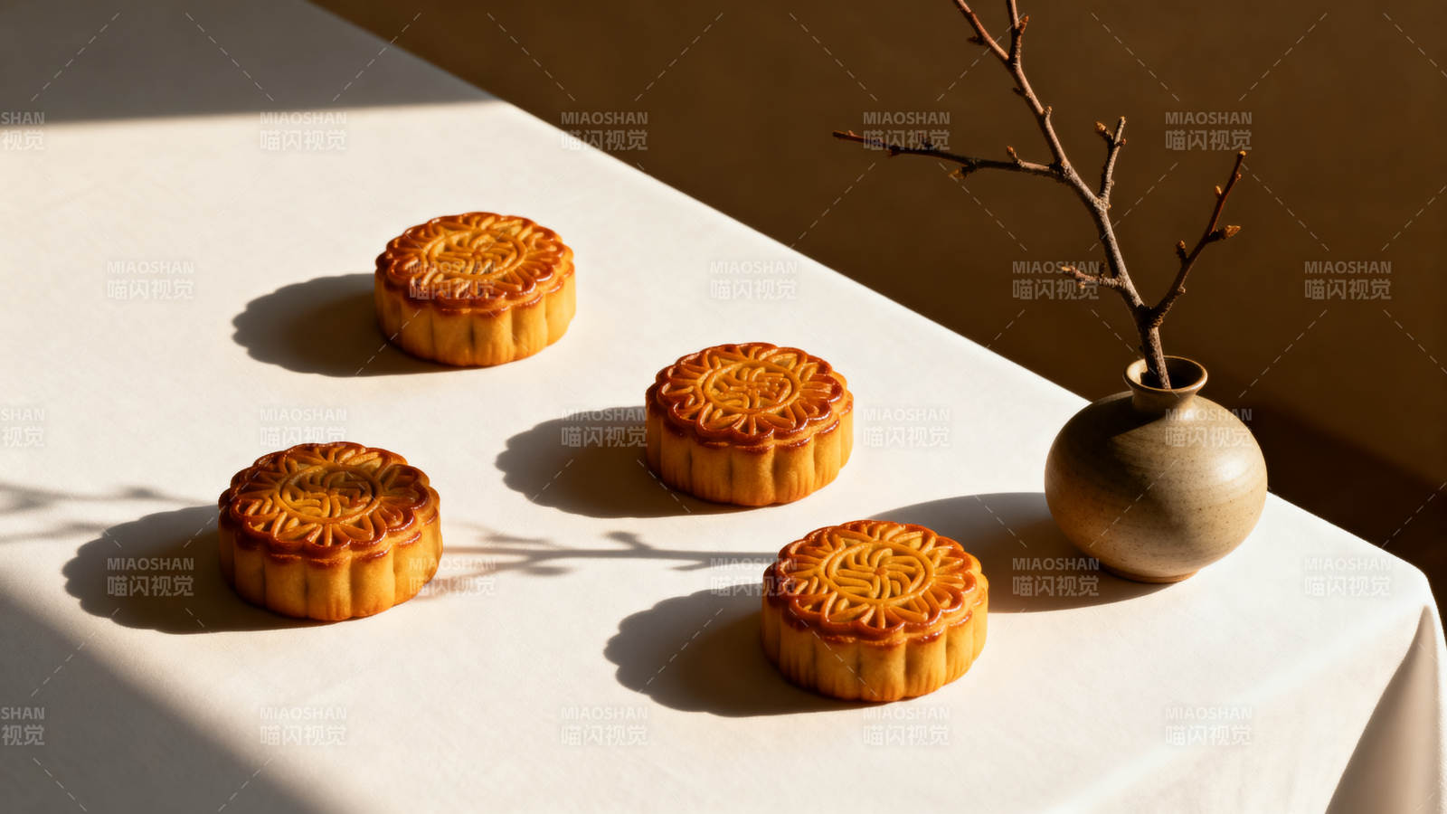 月饼静置 光影相伴图片