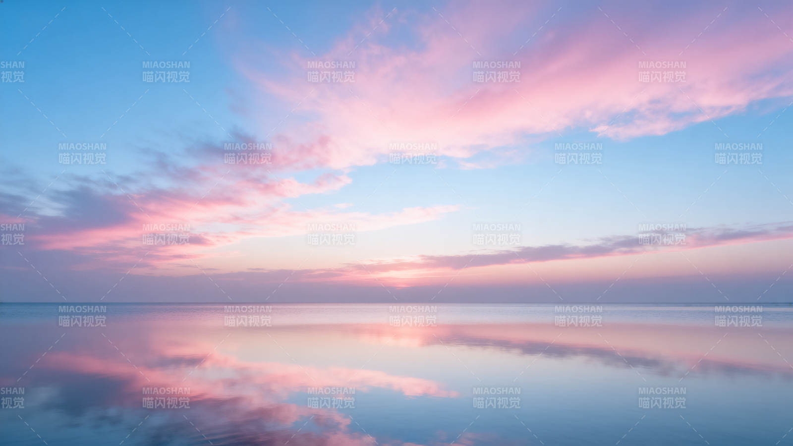湖面映霞光图片