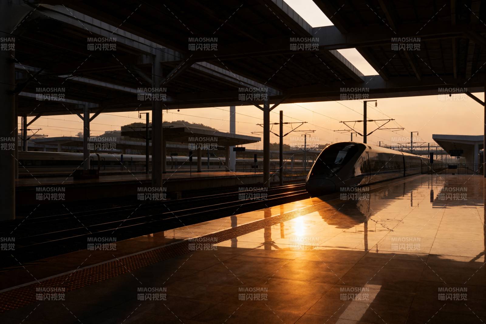 黄昏站台静候列车图片