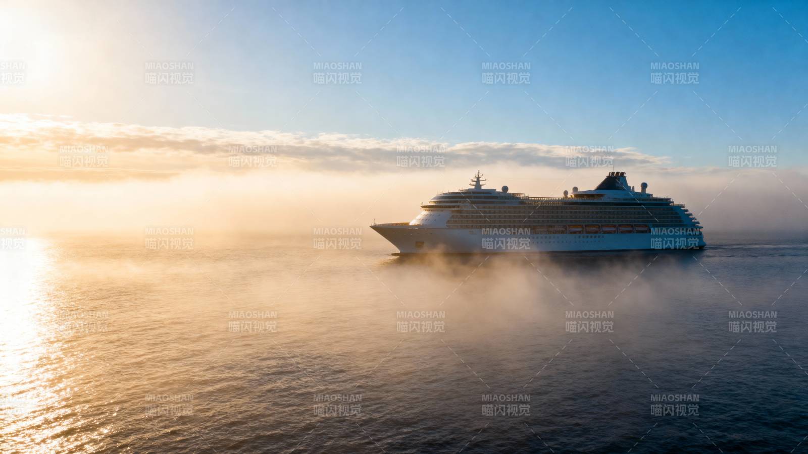 雾中邮轮破晓行图片