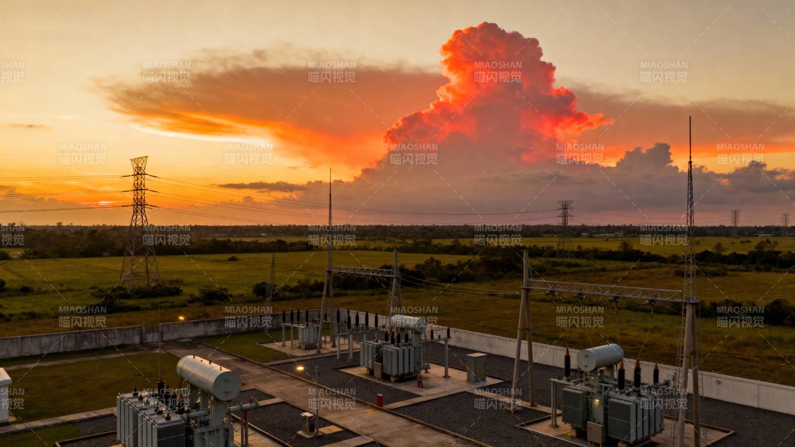 夕阳下的变电站图片