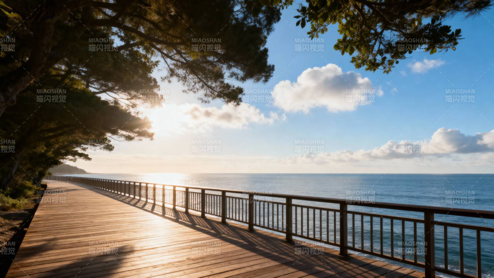 海边栈道晨光美景图片