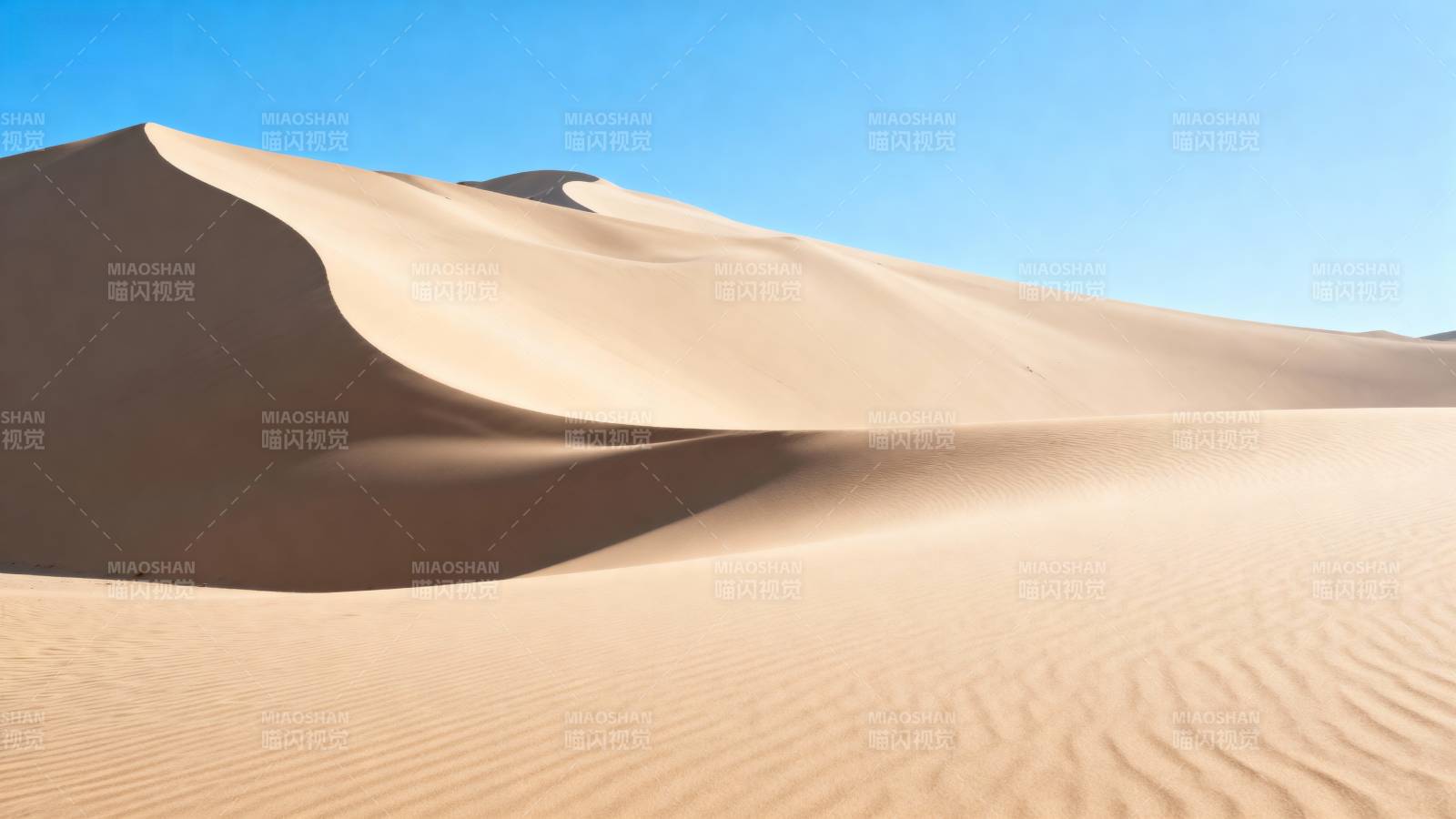 金色沙丘映蓝天图片