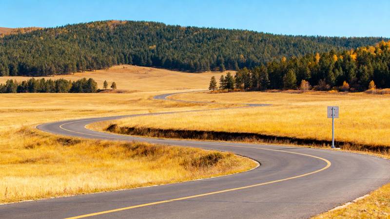 秋日蜿蜒公路图片