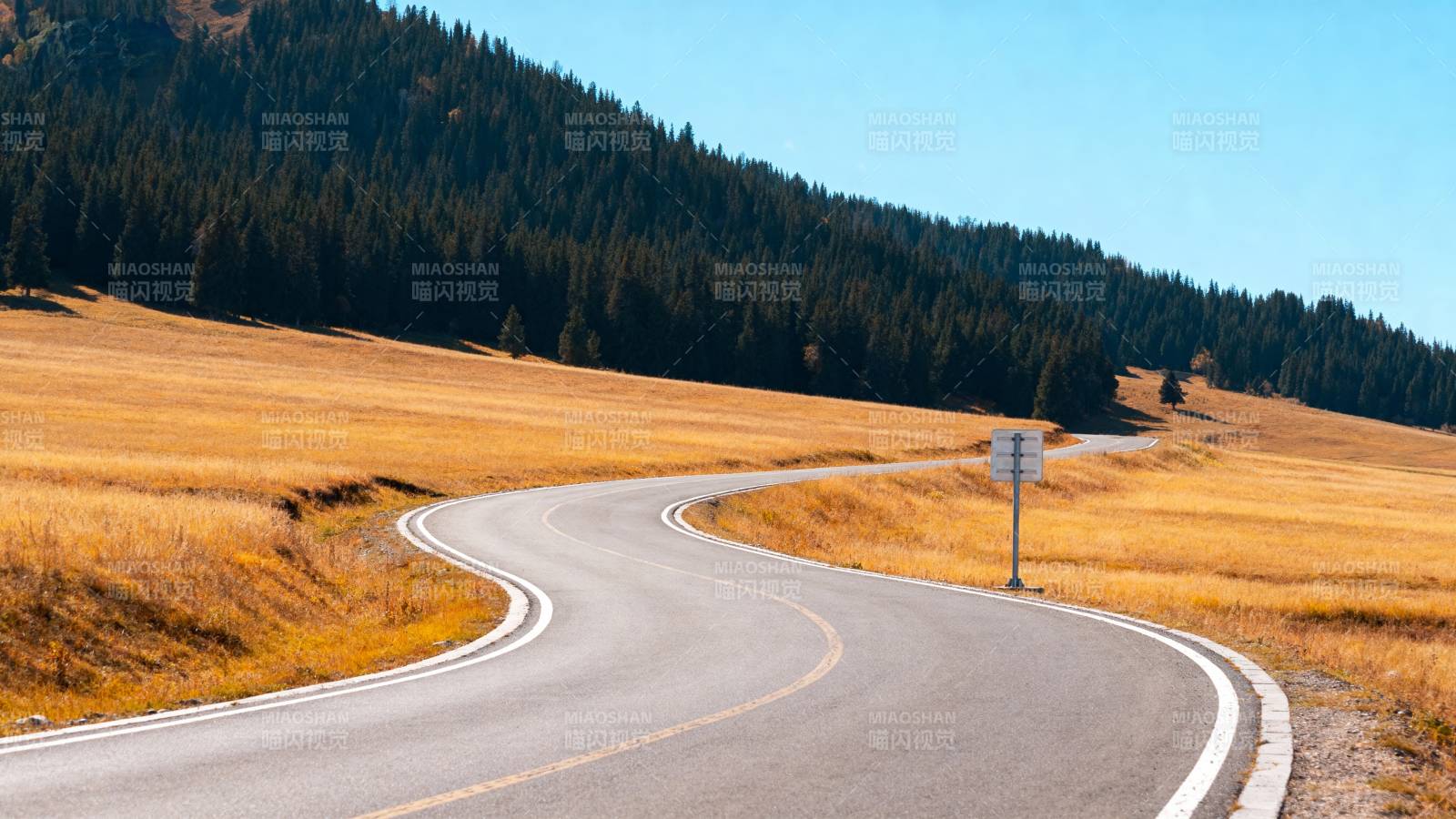 蜿蜒山路秋景图片
