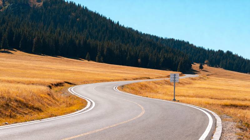 蜿蜒山路秋景图片