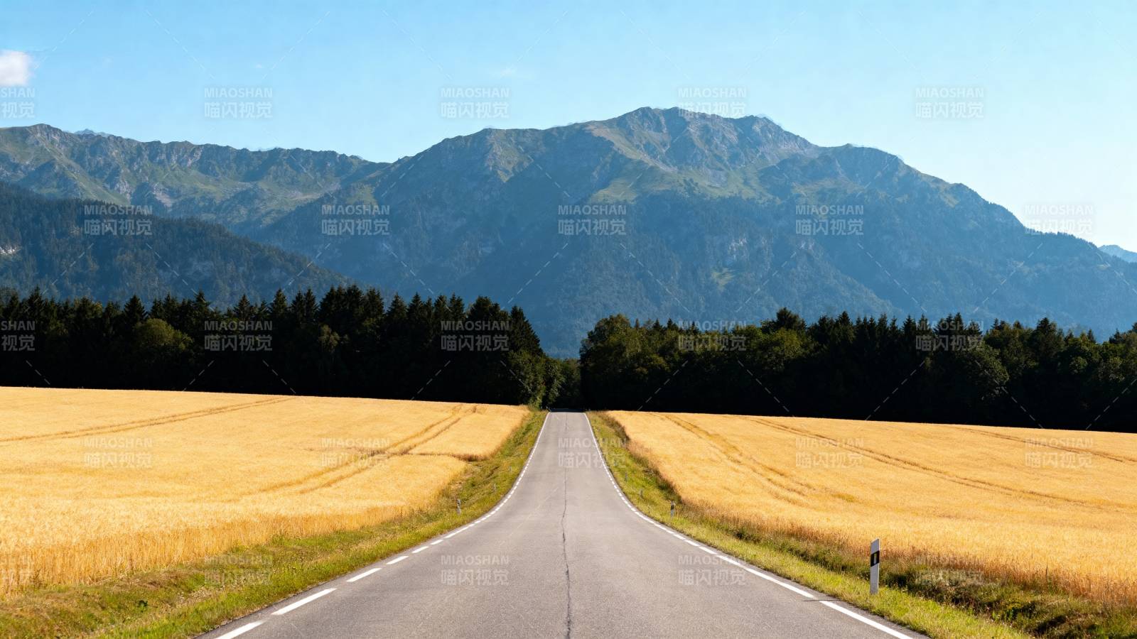 山间公路秋景图片