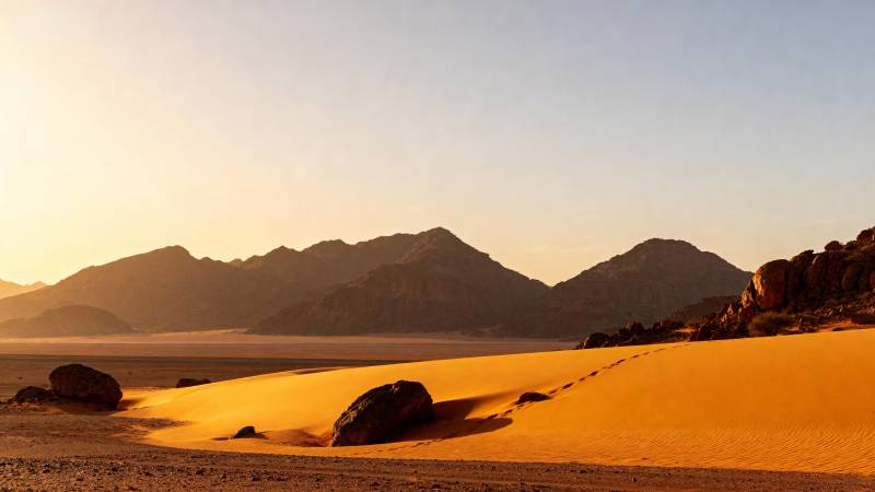 沙漠日落山影图片