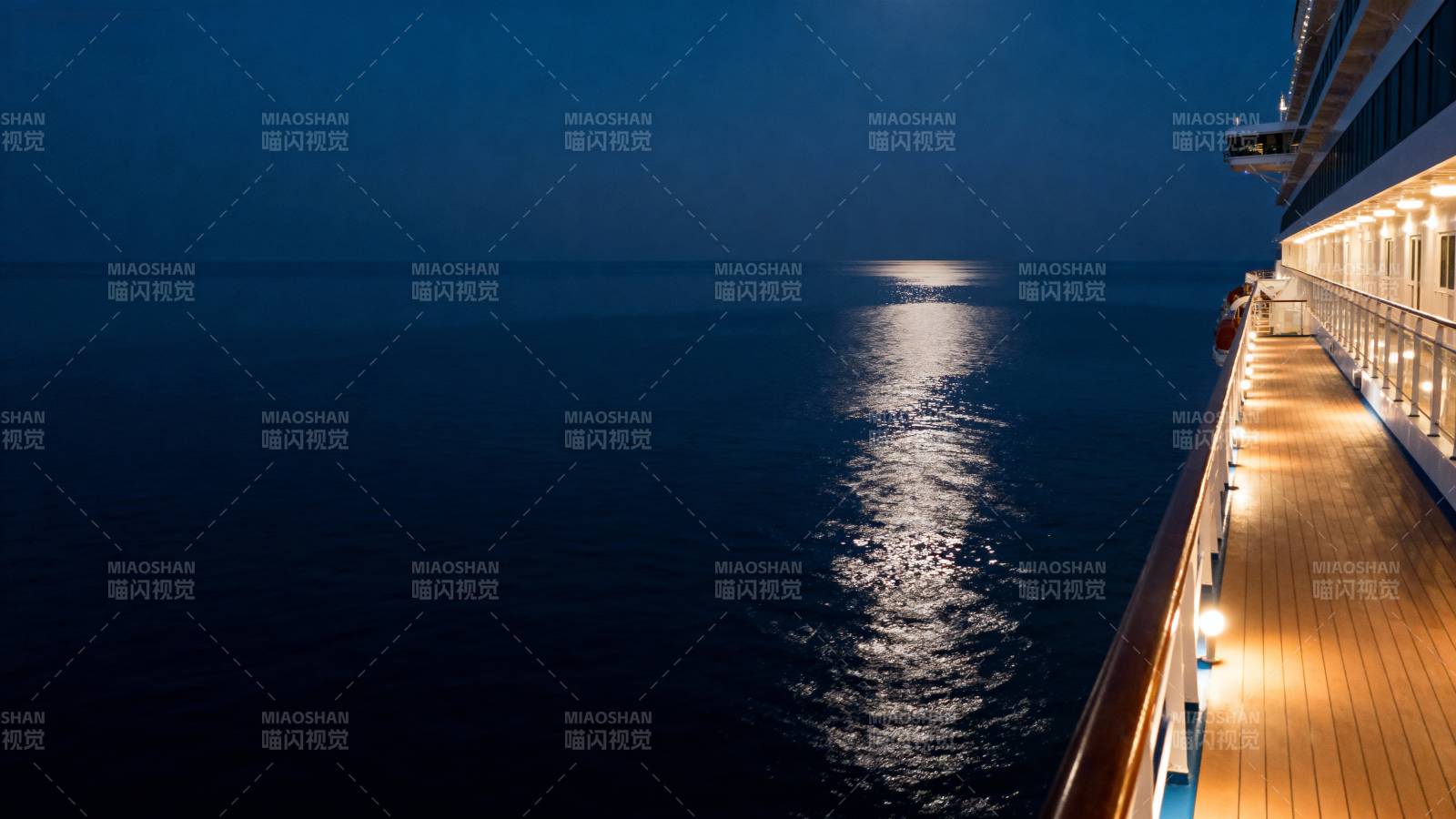 夜航邮轮甲板图片