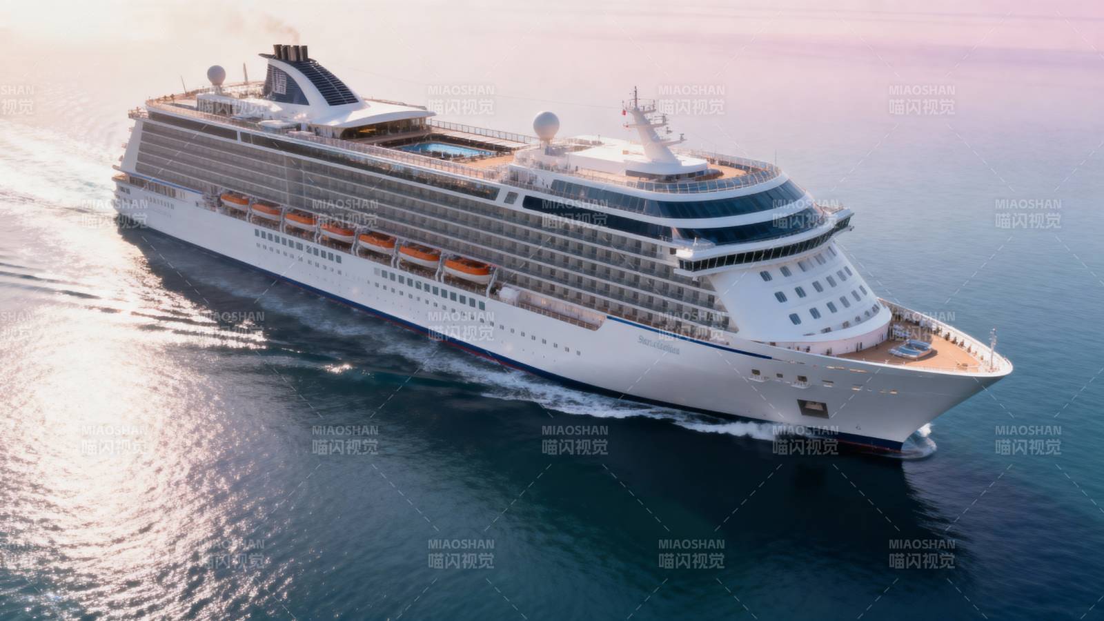 豪华邮轮海上航行图片