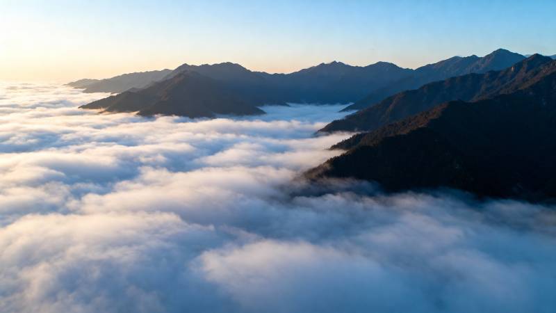 云海山峦晨曦图片