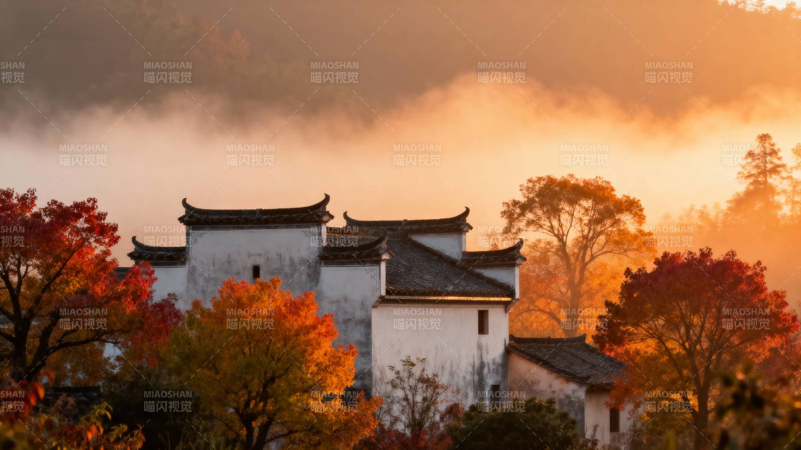 秋雾古村晨曦图片