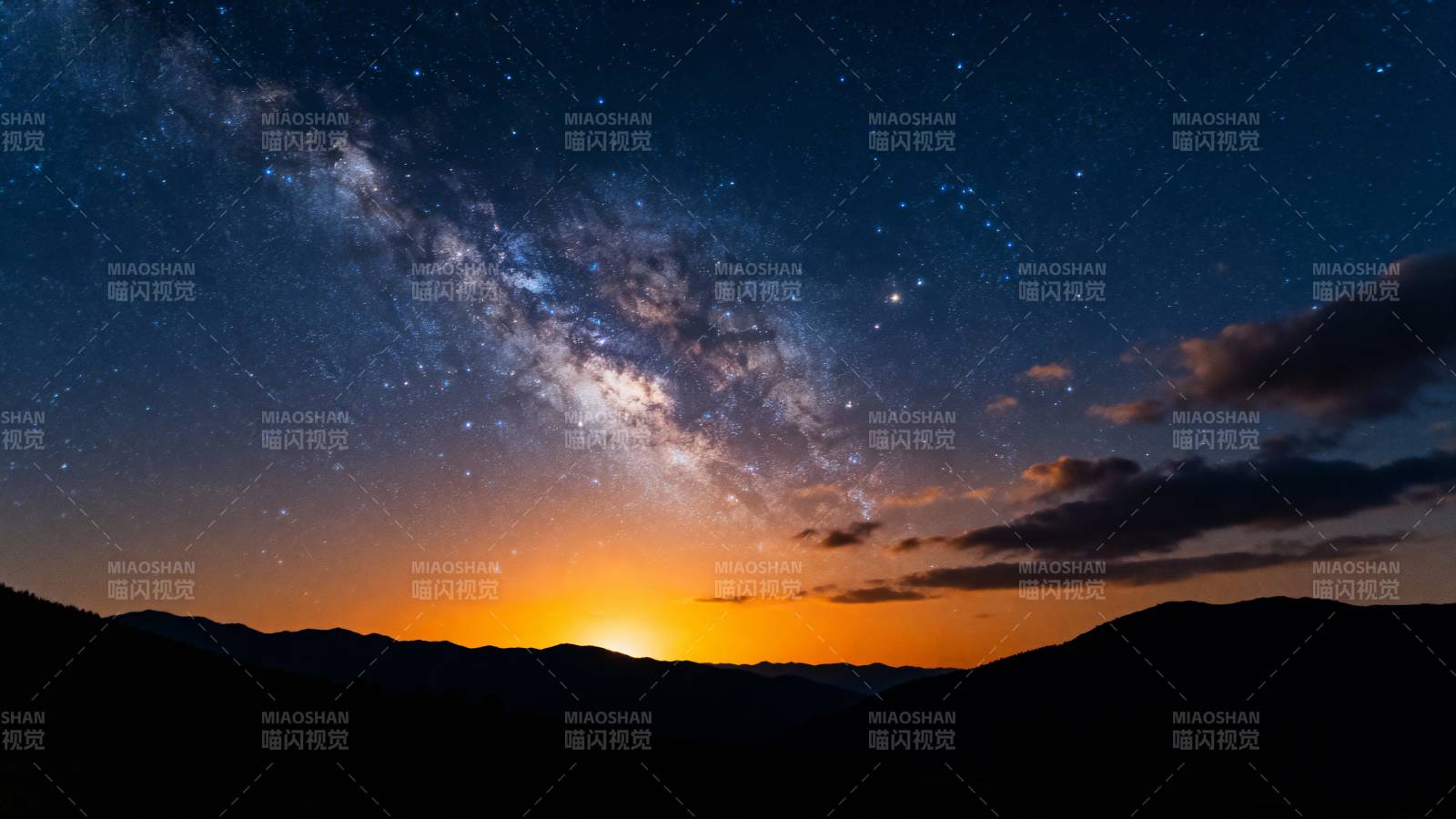 银河横跨夜空图片