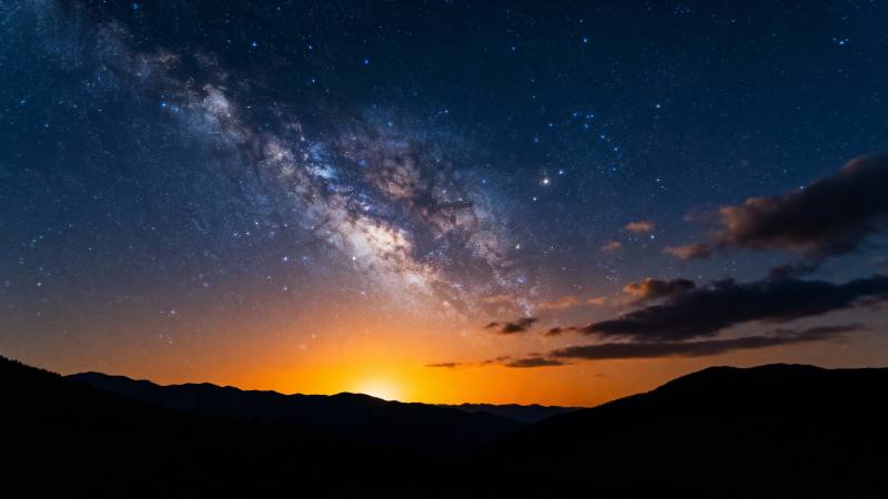 银河横跨夜空图片