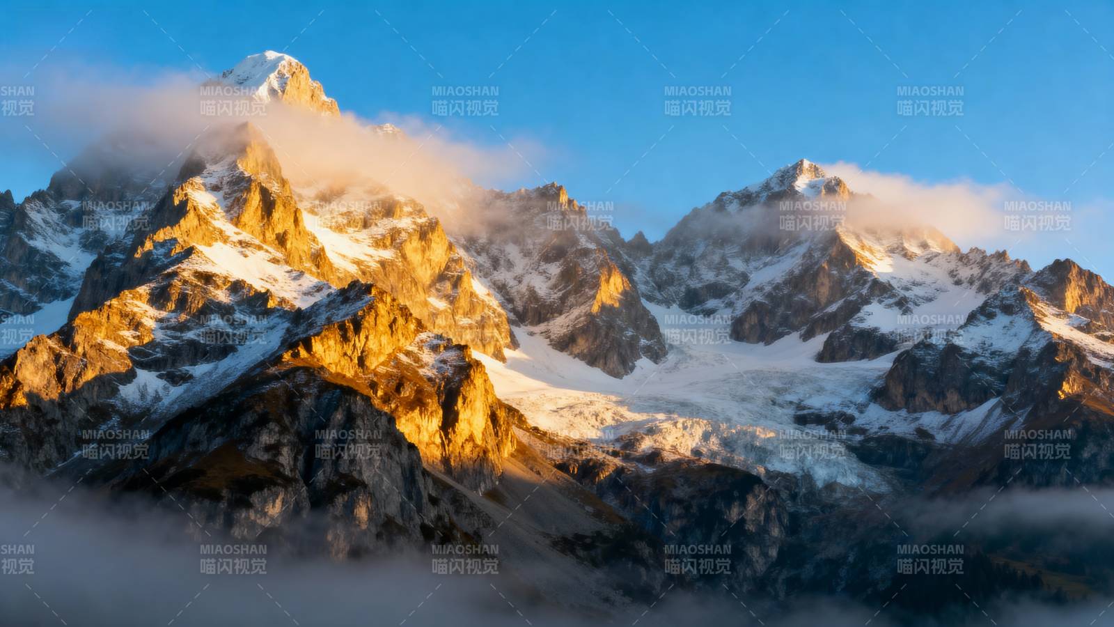 雪山晨曦图片
