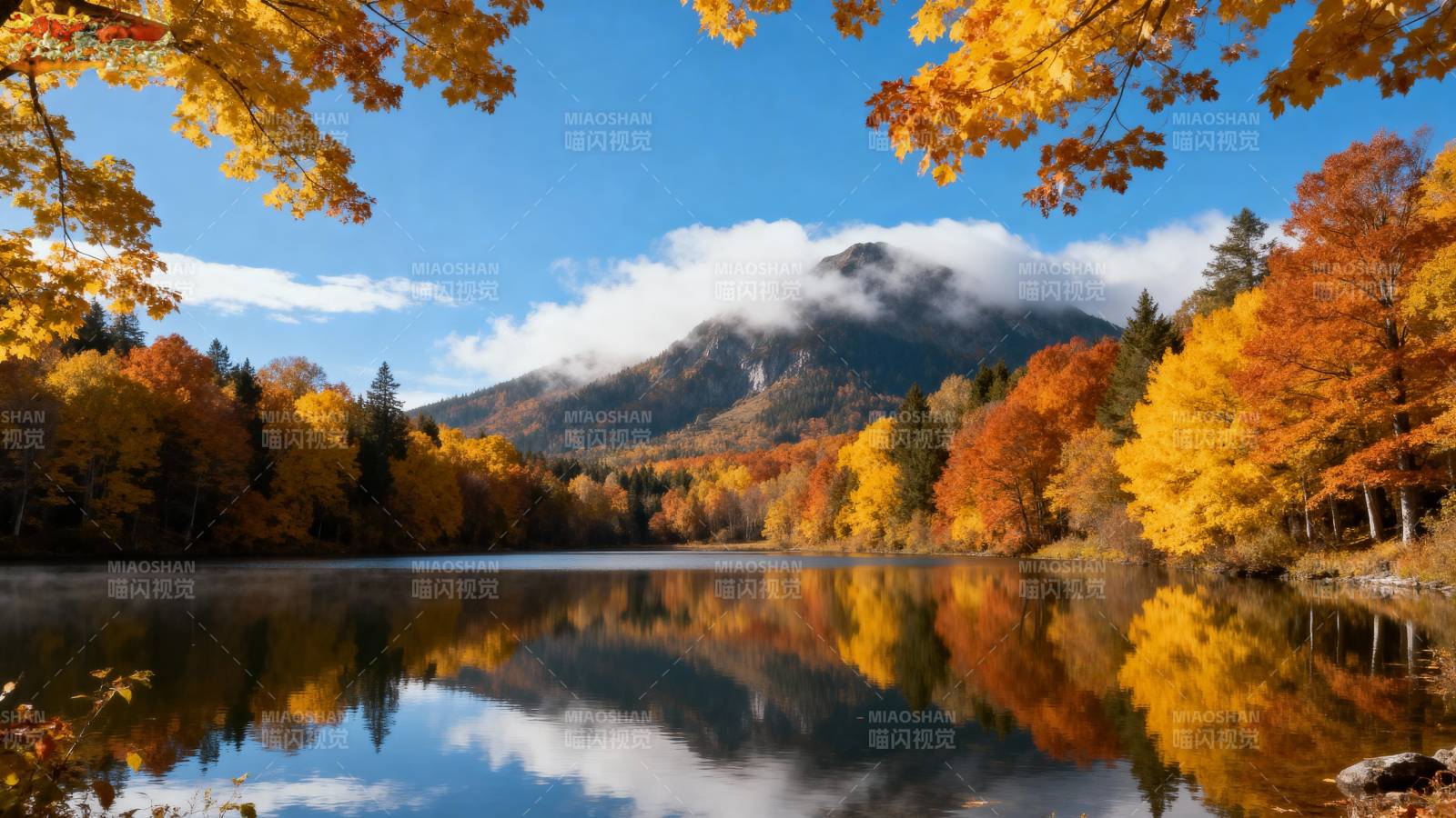 秋湖映山色图片