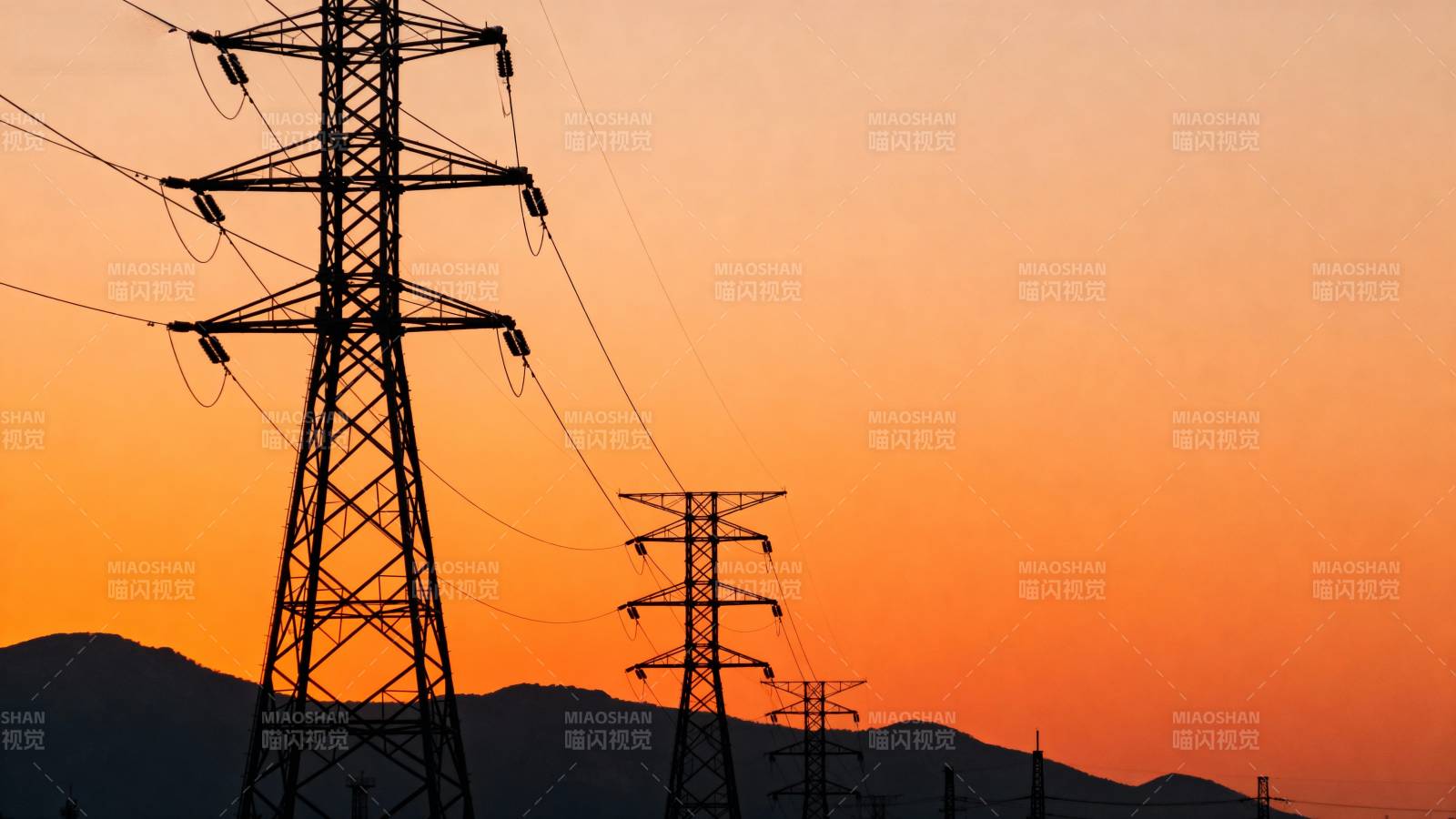 夕阳下的电力塔图片