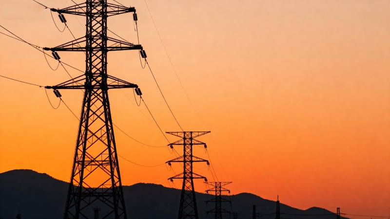 夕阳下的电力塔图片