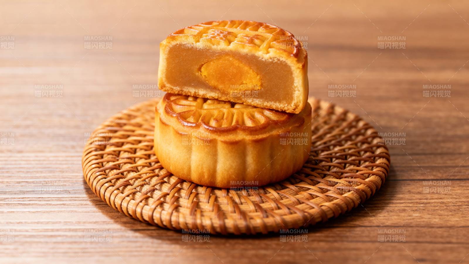 中秋月饼 金黄诱人图片