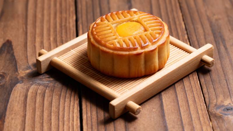 金黄月饼木桌静置图片