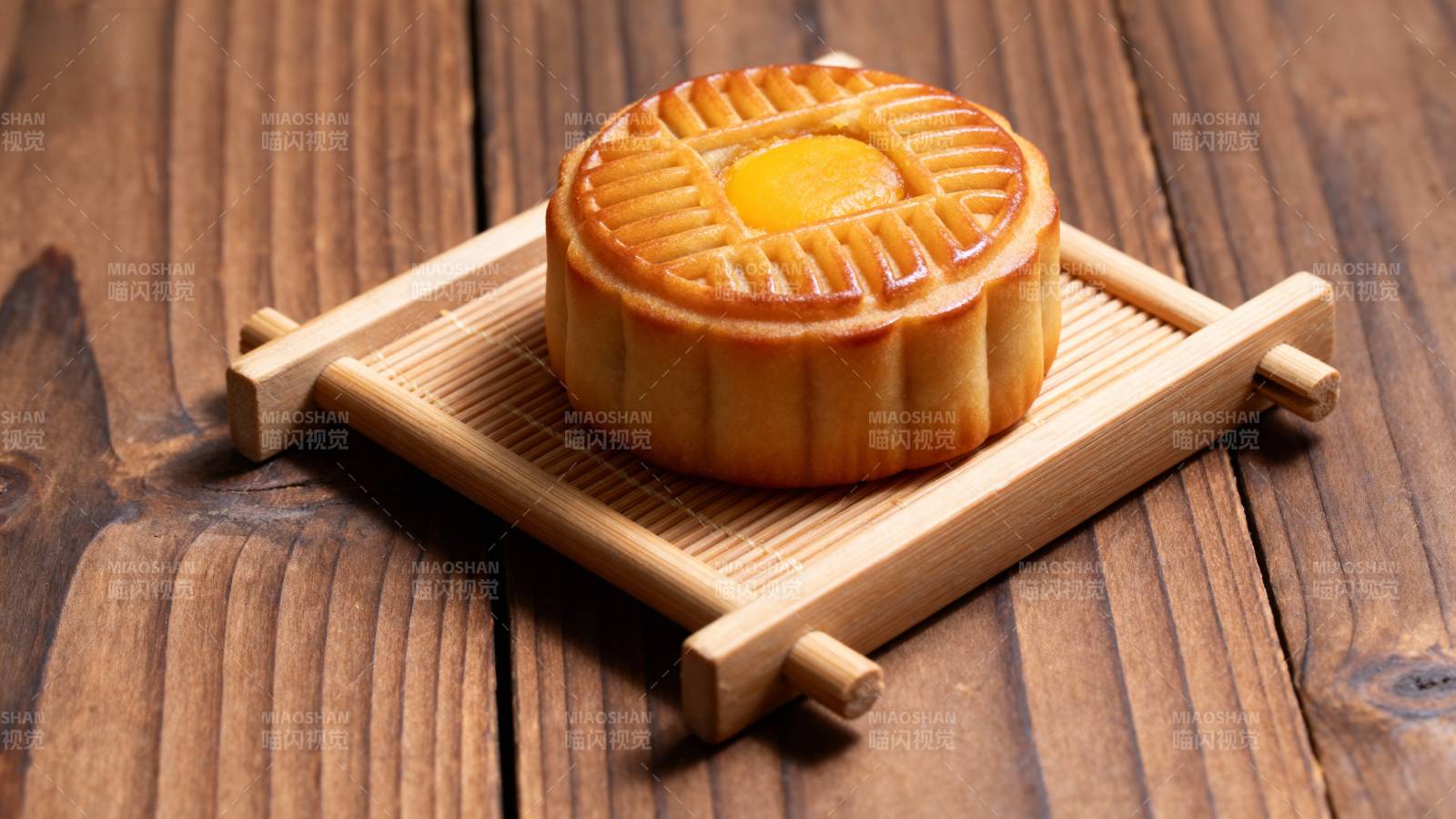 金黄月饼木桌静置图片