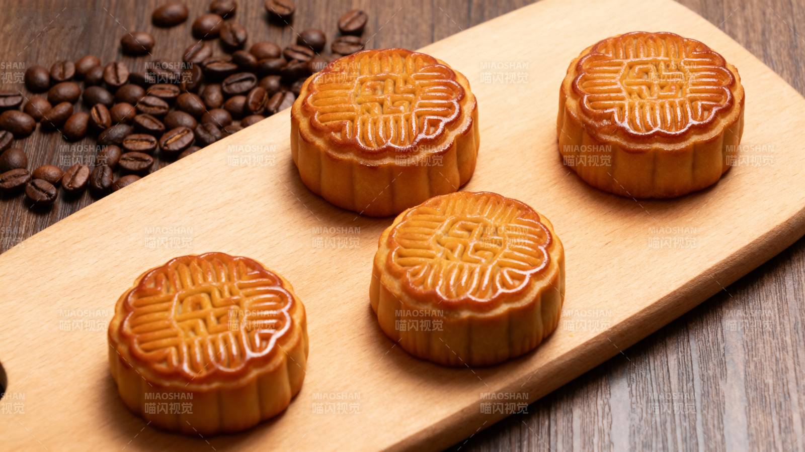 月饼与咖啡豆静置木板上图片