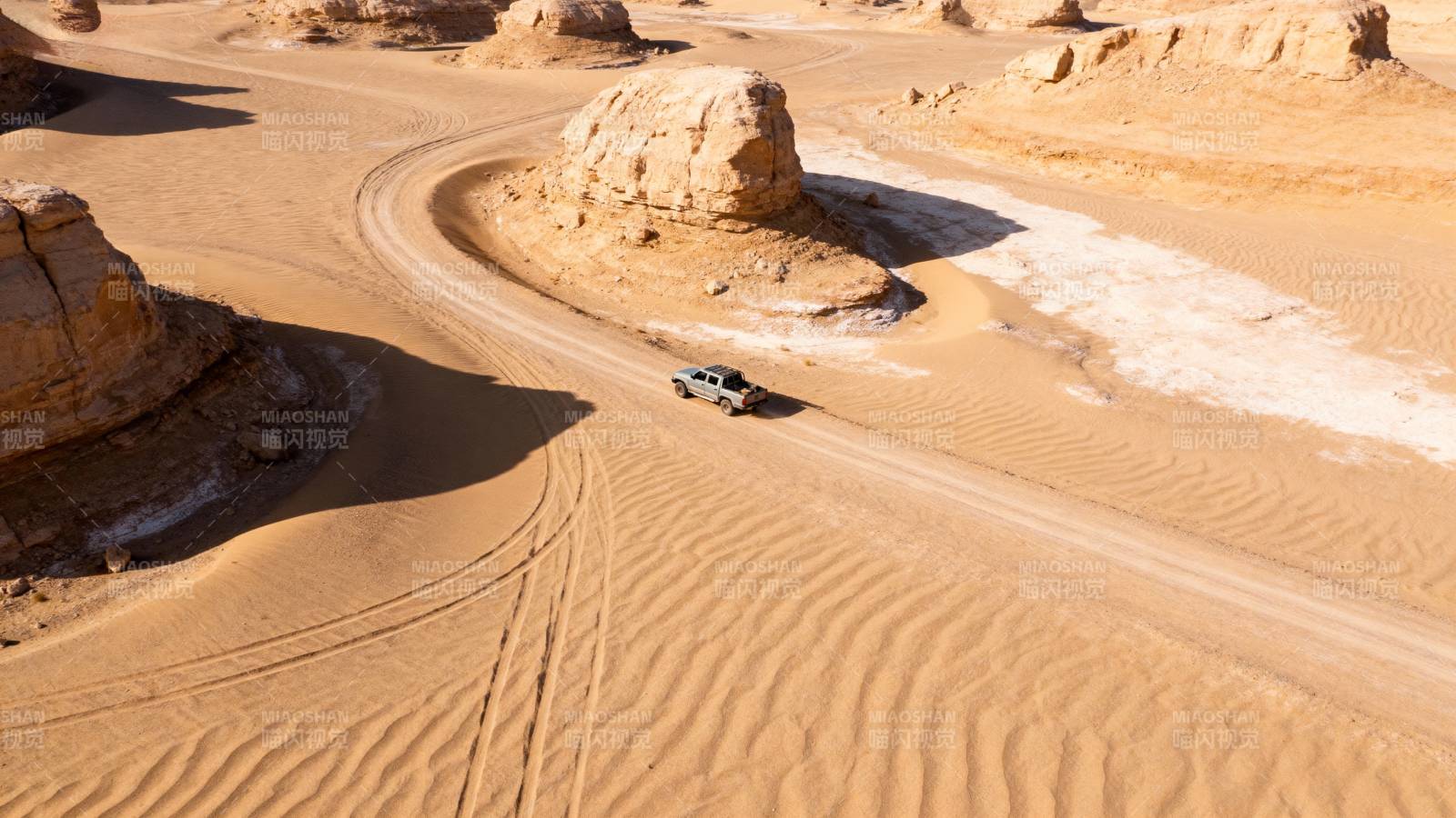 沙漠越野车行迹图片