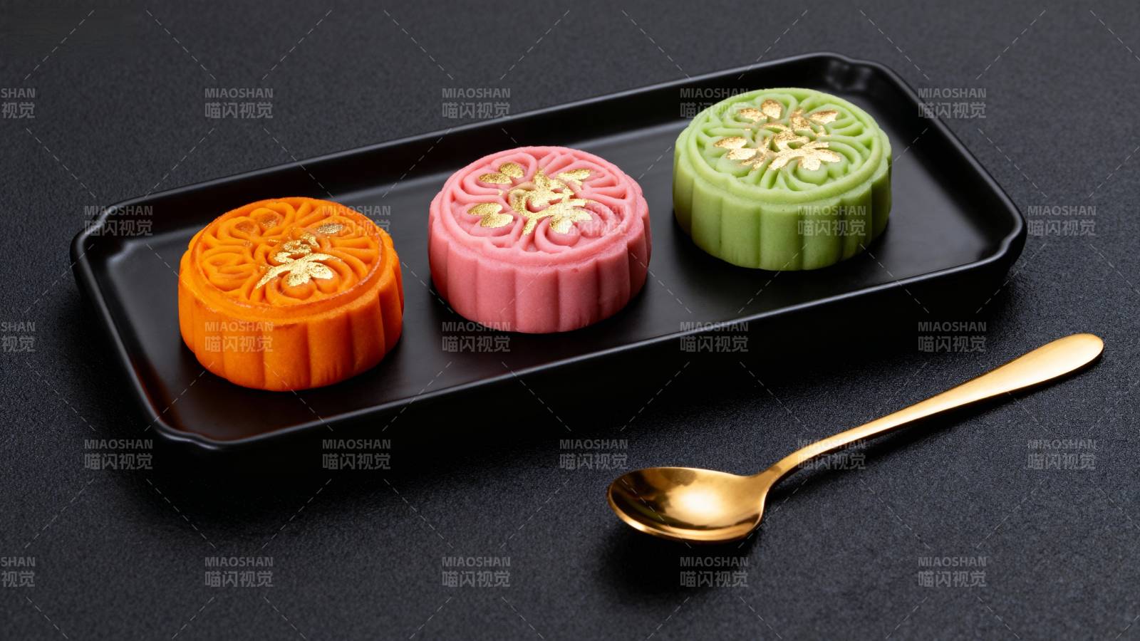 三色月饼精致呈现图片