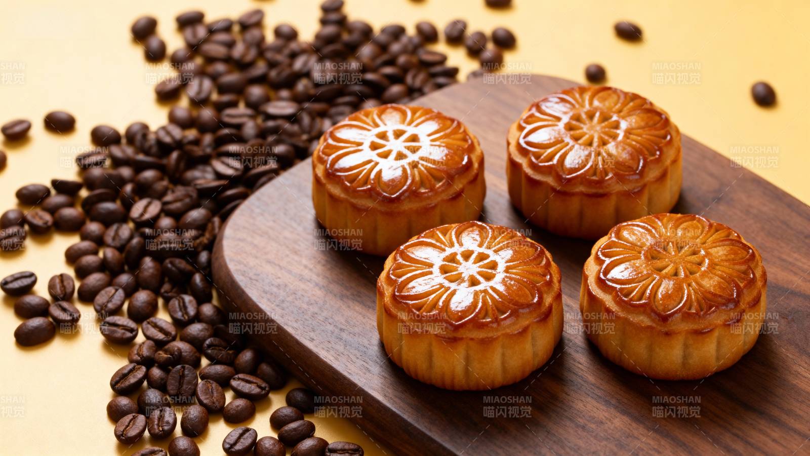 月饼与咖啡豆相伴图片
