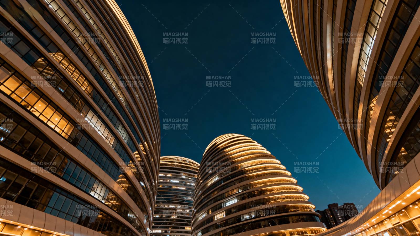 夜幕下的现代建筑群图片