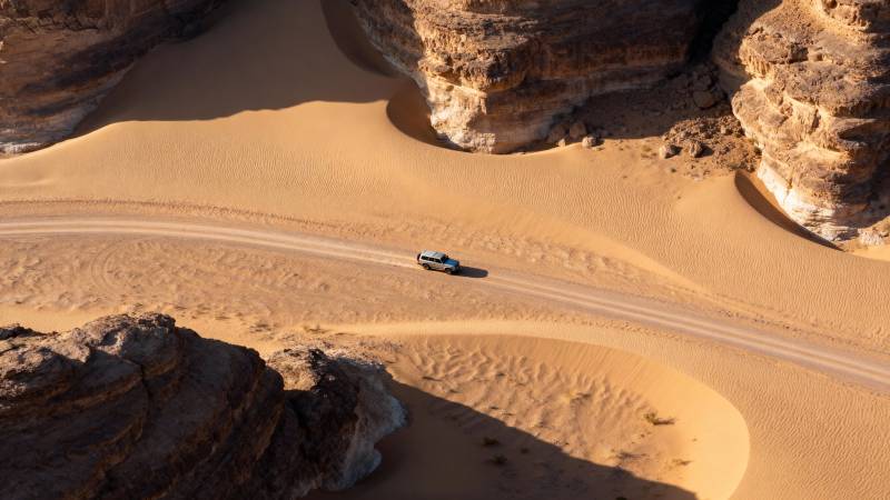 沙漠公路行车图图片