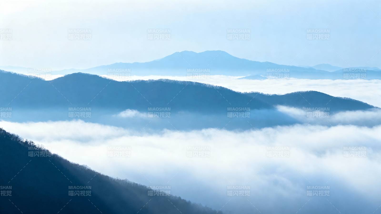 云海山峦图片