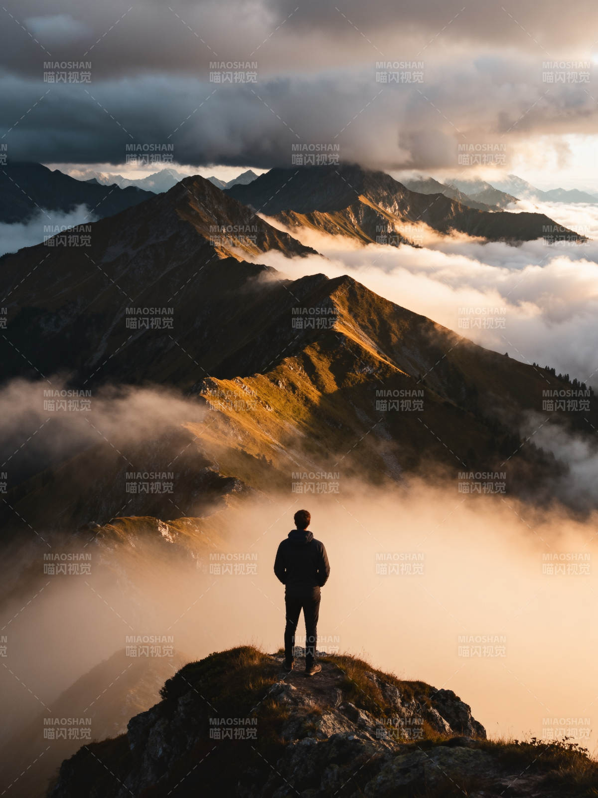 云海之巅 一人独望图片