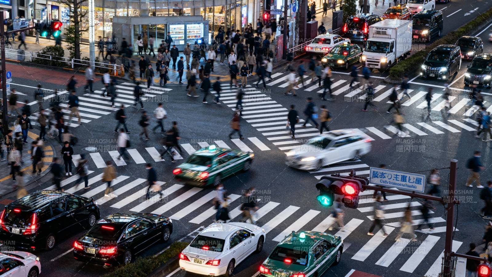 繁忙都市十字路口图片