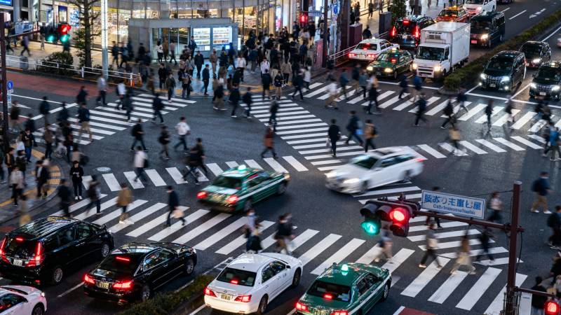 繁忙都市十字路口图片