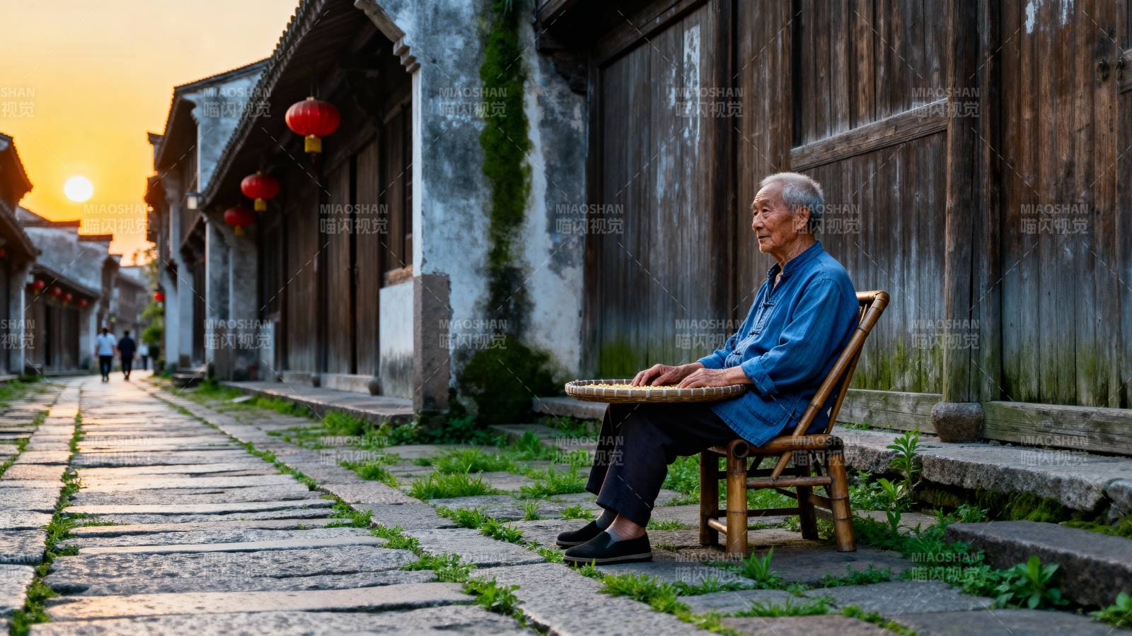 古巷夕阳老人静坐图片