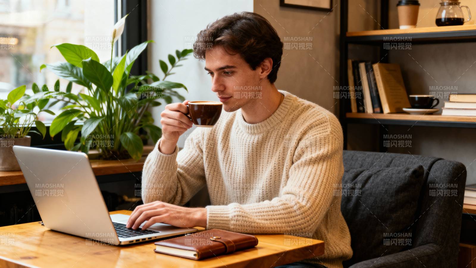 居家办公喝咖啡图片